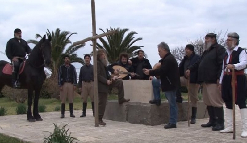 Βίντεο: Ο Ψαραντώνης τραγουδά «Πότε θα κάνει ξαστεριά» στον τάφο του Καζαντζάκη