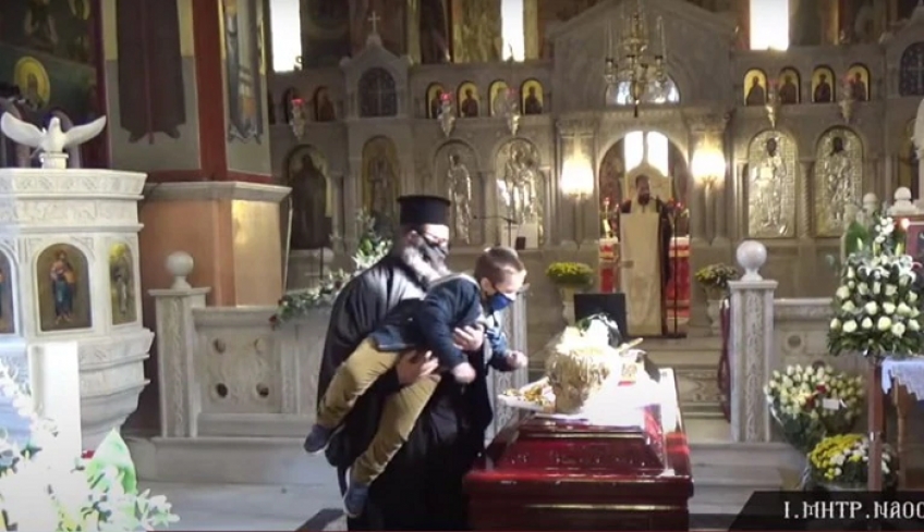 Απαράδεκτο: Παιδάκι φιλάει το φέρετρο του Μητροπολίτη Λαγκαδά που πέθανε από κορονοϊό - Ιερείς προσκυνούσαν χωρίς μάσκα [Βίντεο]