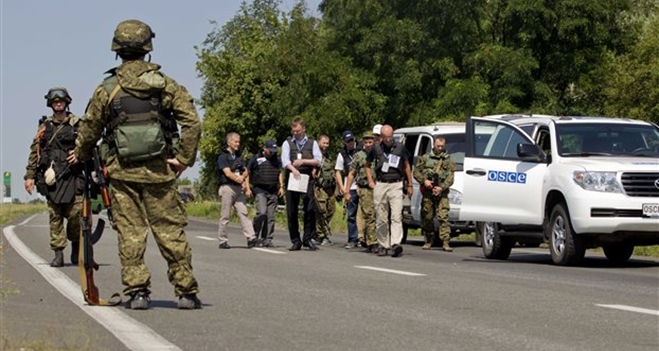 Ουκρανία: Αυτονομιστές έβαλαν νάρκες στους δρόμους για τα συντρίμμια της ΜΗ17