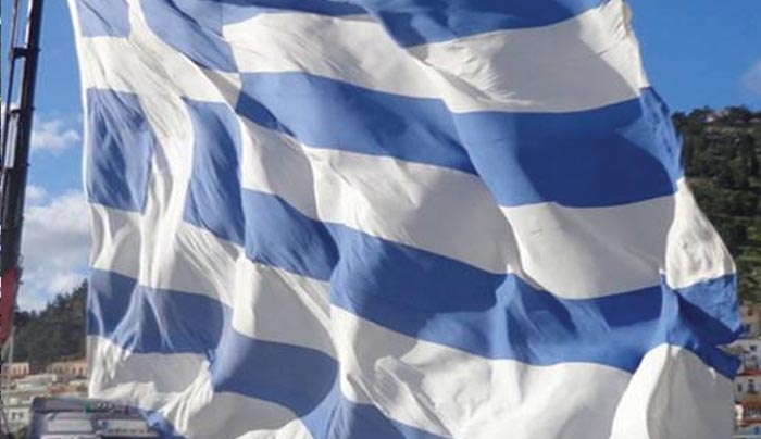 Γιγαντιαία Ελληνική σημαία 460 τετραγωνικών μέτρων κυματίζει στο λιμάνι της Καλύμνου (βίντεο)