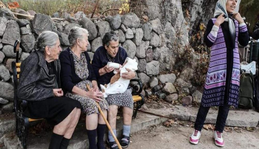 Λέσβος: Πέθανε η Ευστρατία Μαυραπίδου – Μία από τις τρεις γιαγιάδες που είχαν συγκινήσει το 2015