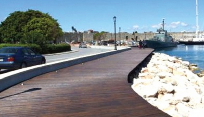 Επεκτείνεται ο ξύλινος παραλιακός πεζόδρομος στη Ρόδο