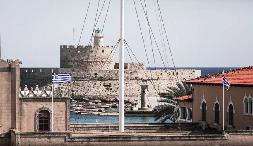 7 κατηγορίες εις βάρος του 48χρονου που μαχαίρωσε αστυνομικό και αφαίρεσε την Ελληνική Σημαία από τον Βωμό της Πατρίδας
