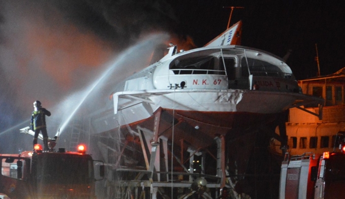 ΕΚΤΑΚΤΟ: Μεγάλη φωτιά σε σκάφος στην Μαρίνα με εκρήξεις από φιαλίδια
