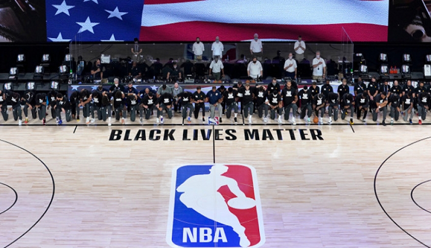 NBA: Το πρωτάθλημα άρχισε και οι παίκτες γονάτισαν στον εθνικό ύμνο
