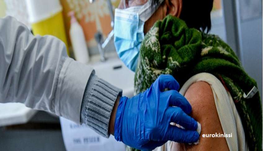 Καμπανάκι CDC: Ερευνα για πιθανή σύνδεση του επικαιροποιημένου εμβολίου της Pfizer με κίνδυνο εγκεφαλικού στους άνω των 65