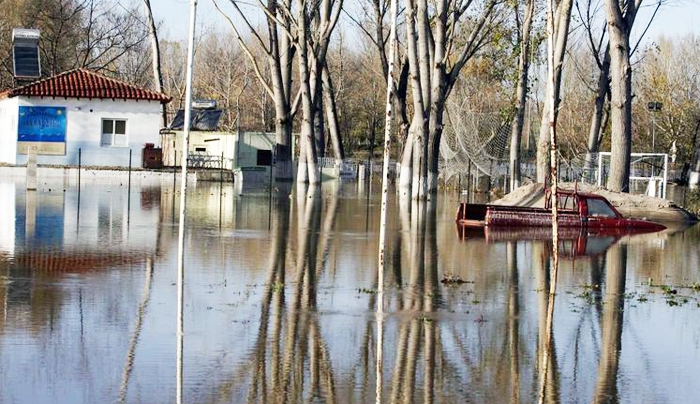 Εκκενώνουν σπίτια στον Εβρο λόγω πλημμύρας