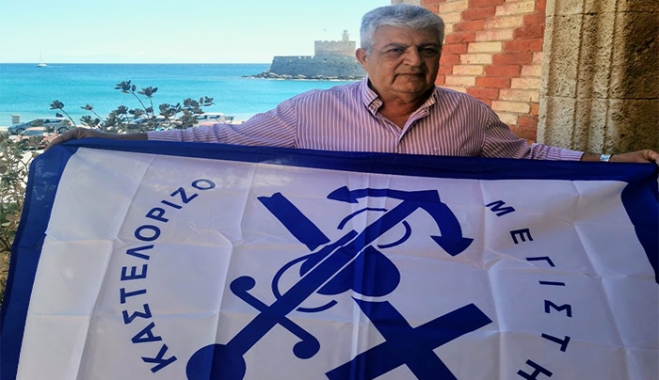 Δωρεά σημαιών της εφημερίδας «δημοκρατία» στο Καστελλόριζο, μετά από πρωτοβουλία του Κάλλιστου Διακογεωργίου
