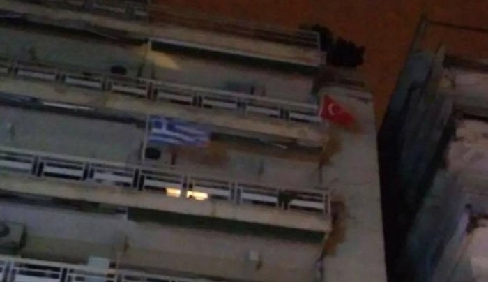 Θεσσαλονίκη: Χαμός στο facebook με την τουρκική σημαία που κρέμασε Έλληνας στο μπαλκόνι του - Δείτε τις εικόνες!