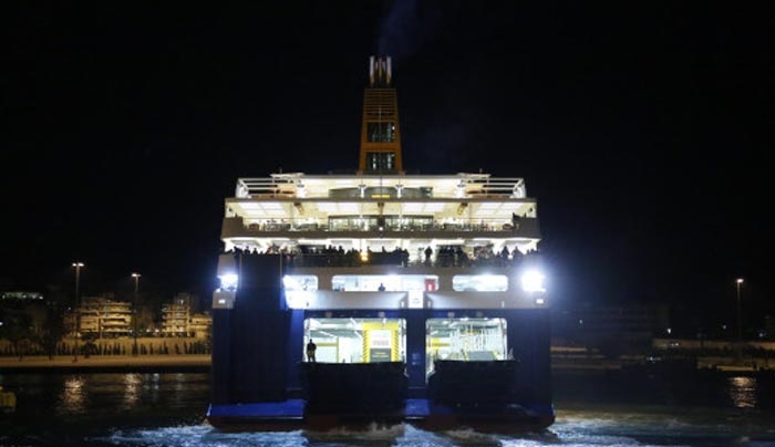 Λέρος: Χαμός στο Blue Star Patmos - Επιβάτες κατέλαβαν τον καταπέλτη του πλοίου!