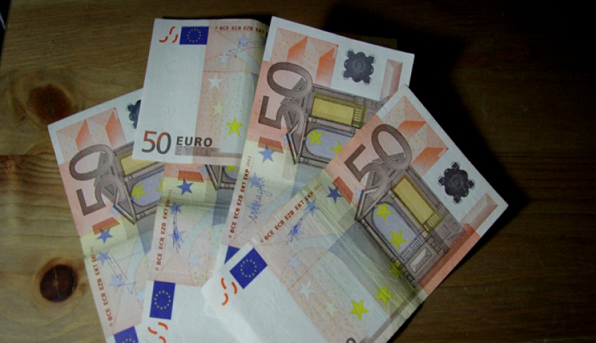 Επίδομα 800 ευρώ σε άλλους 160.000 δικαιούχους μισθωτούς και μη