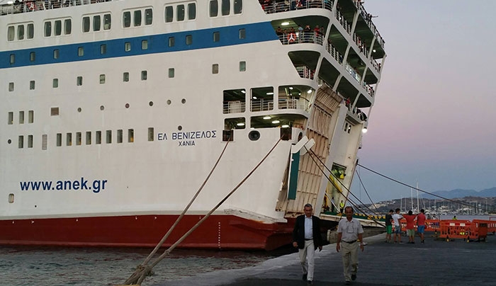 Ο Γιώργος Χατζημάρκος στο λιμάνι της Κω με τον Έπαρχο Γιώργο Χαλκιδιό