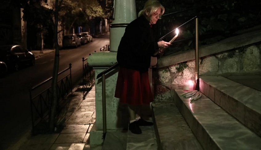 Στο παρά πέντε της Ανάστασης το Άγιο Φως στην Ελλάδα: Κάποιες Εκκλησίες στη χώρα δεν θα το λάβουν