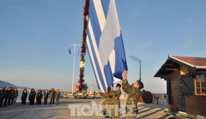 Χίος: Δείτε την έπαρση της μεγαλύτερης ελληνικής σημαίας - Χρησιμοποιήθηκε και γερανός (Βίντεο)!