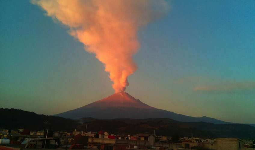Mεξικό: Ηφαίστειο εκτοξεύει τέφρα σε ύψος 6 μέτρων - Ορατή από το διάστημα η έκρηξη