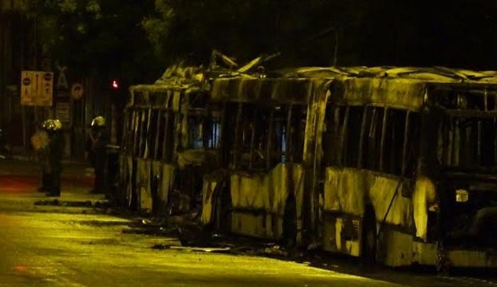 Αντιεξουσιαστές πυρπόλησαν λεωφορείο και τρόλεϊ στην Πατησίων
