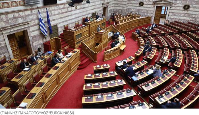 Βουλή: Κατατέθηκε το νομοσχέδιο για τα ομόφυλα ζευγάρια – Πότε θα εισαχθεί προς ψήφιση