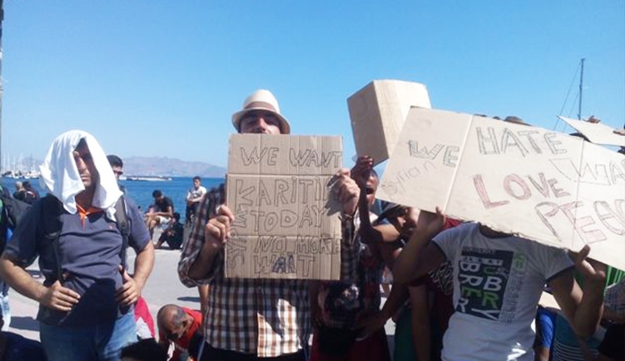 ΜΕΓΑΛΗ Διαδήλωση μεταναστών και πάλι στην Κω: &quot;Καρτια! Καρτια! WE WANT KARTIA!&quot; (φωτό)