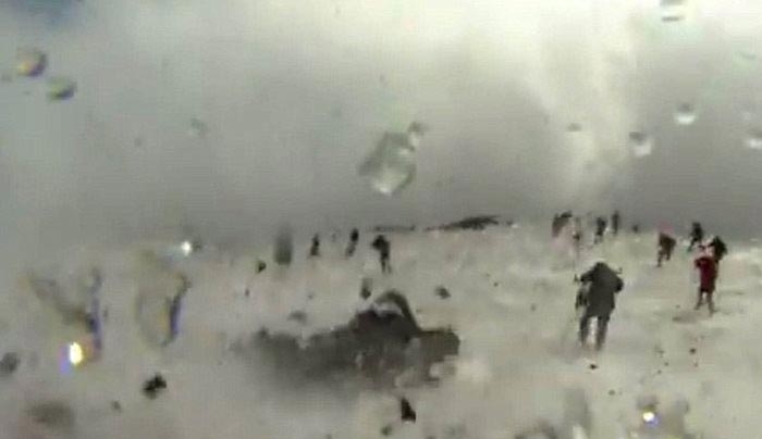 Η στιγμή της έκρηξης του ηφαιστείου της Αίτνας που τραυμάτισε τουρίστες και συνεργείο του BBC