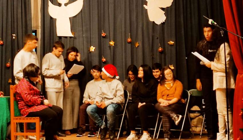 Θεατρική χριστουγεννιάτικη παράσταση «Τα μαγικά μαξιλάρια» του Ε.Τριβιζά από τους μαθητές και τον σύλλογο διδασκόντων του ΕΕΕΕΚ Κω