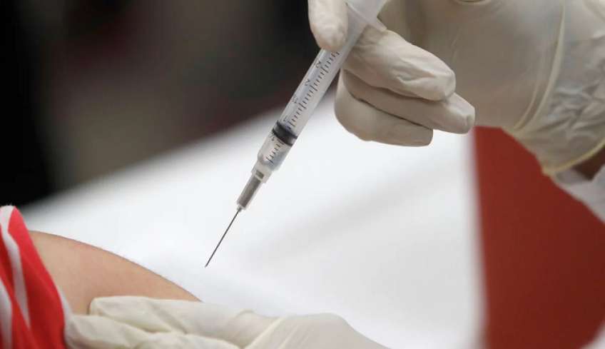 Τέταρτη δόση εμβολίου: Όλες οι διευκρινίσεις -Σε ποιες ομάδες συνιστάται, τι ισχύει για τους άνω των 30