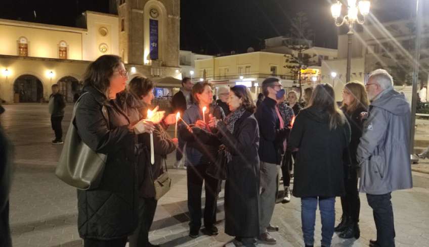 Αλληλεγγύη για όλους: Σιωπηρή διαμαρτυρία στην πλατεία Ελευθερίας για το τραγικό δυστύχημα στα Τέμπη