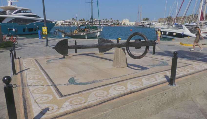 Τοποθετήθηκε ξανά η άγκυρα στο λιμάνι της Κω, πάνω στο υπέροχο ψηφιδωτό του Δαυίδ Χατζηδαυίδ