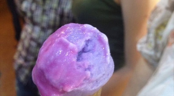 Δείτε το παγωτό που όταν το γλείφεις, αλλάζει χρώμα