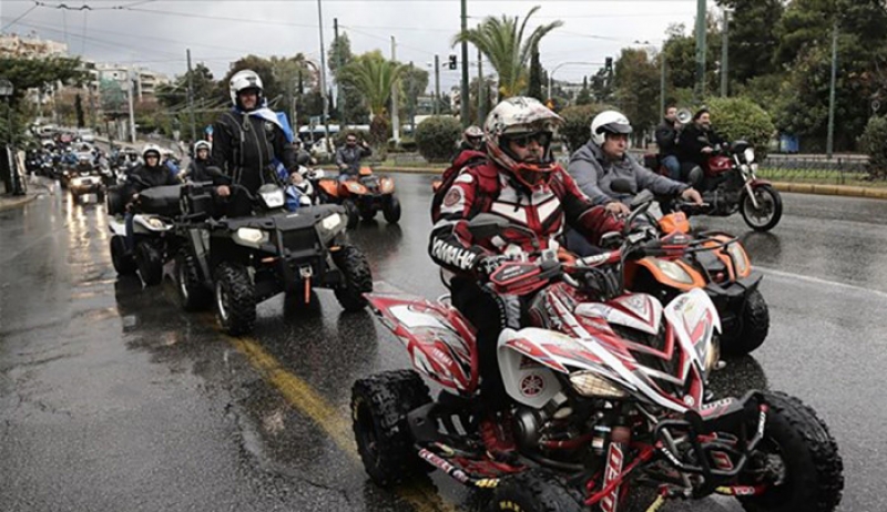 Οι μισθωτές μοτοποδηλάτων, μοτοσυκλετών της Δωδεκανήσου εκπροσωπήθηκαν στην διαμαρτυρία για την απαγόρευση της «γουρούνας»