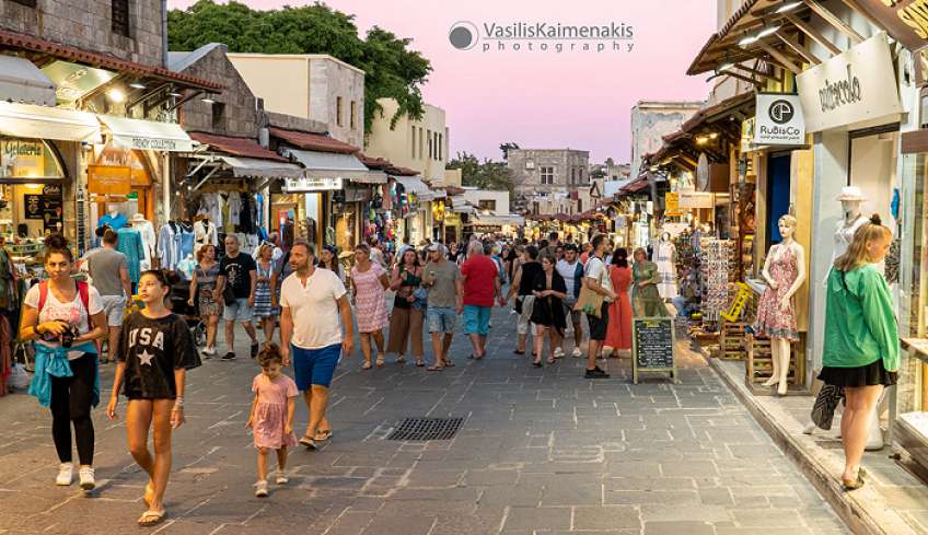Ελληνικός τουρισμός: Οι τουρίστες έρχονται αλλά ξοδεύουν λιγότερα