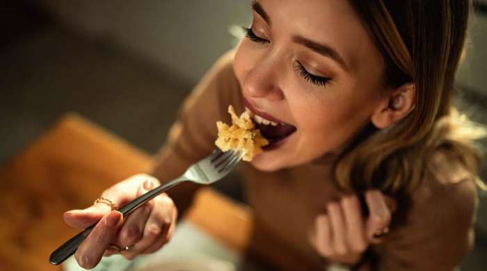 «Πρέπει να κόψω το βραδινό για να αδυνατίσω» – Και άλλοι 4 μύθοι για την απώλεια βάρους