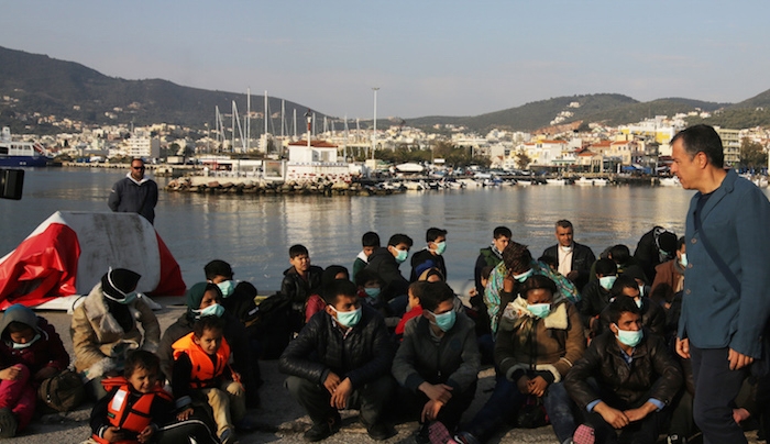 Ναυλώνουν πλοίο για να μαζεύει μετανάστες από τα νησιά