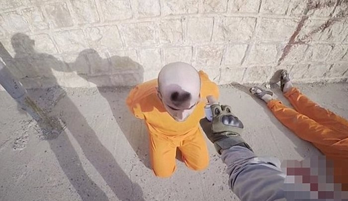 Βίντεο φρίκης: Τζιχαντιστές σημαδεύουν κρατουμένους με σπρέι πριν τους εκτελέσουν