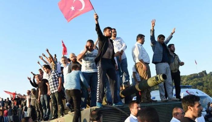 Ακτάι: Το 90% των Τούρκων πολιτών θέλει τη θανατική ποινή για τους πραξικοπηματίες