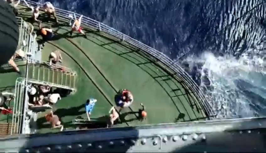 Καρέ – καρέ η μεταφορά ασθενούς από πλοίο του Ρωσικού Πολεμικού Ναυτικού στα της Γαύδου