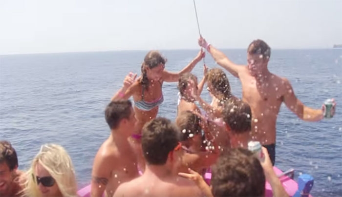 Τουρίστας στην Ελλάδα; Αυτά είναι τα top 10 πράγματα που πρέπει να κάνετε! (Βίντεο)