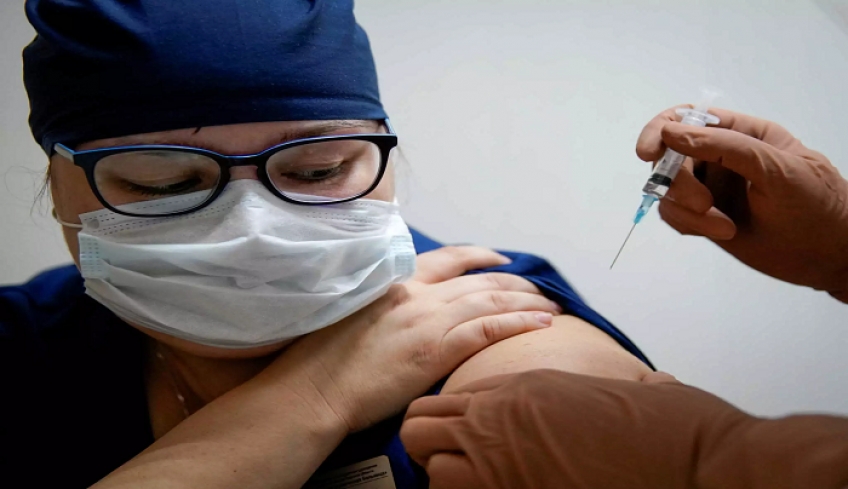 Εμβόλια δεν σημαίνει «τέλος η μάσκα» προειδοποιούν οι ειδικοί