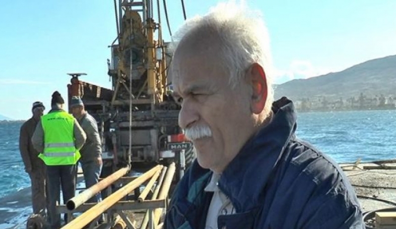 Βιντεοσκόπηση από δύτη για τεκμηρίωση της μελέτης αποκατάστασης των ζημιών από το σεισμό στο λιμάνι (ΒΙΝΤΕΟ)