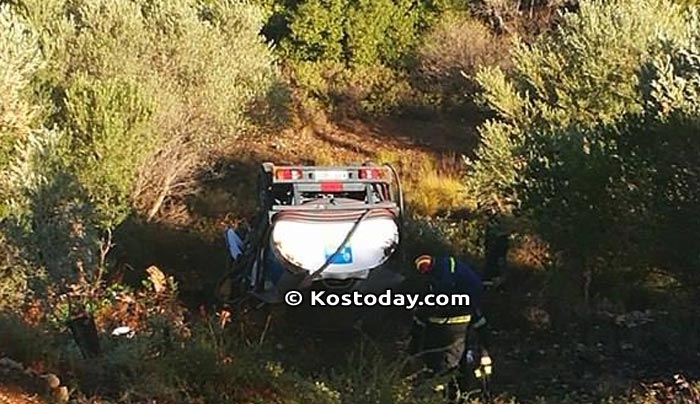 Φορτηγό μεταφοράς καυσίμων εξετράπη στο Πυλί - Ελαφρά τραυματισμένος ο οδηγός (φωτό)
