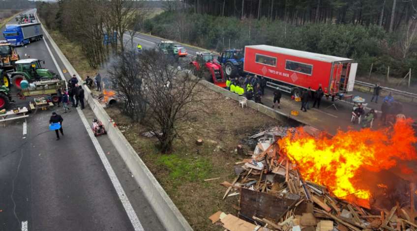 Ολλανδία: Απέκλεισαν δρόμους οι αγρότες – Άναψαν φωτιές, εκτόξευσαν πυροτεχνήματα