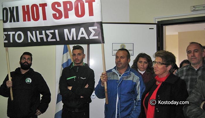 ΕΝΤΑΣΗ στη συνάντηση των βουλευτών του ΣΥΡΙΖΑ- Υψώθηκε πανό ΚΑΤΑ του HOTSPOT (φωτό-βίντεο)