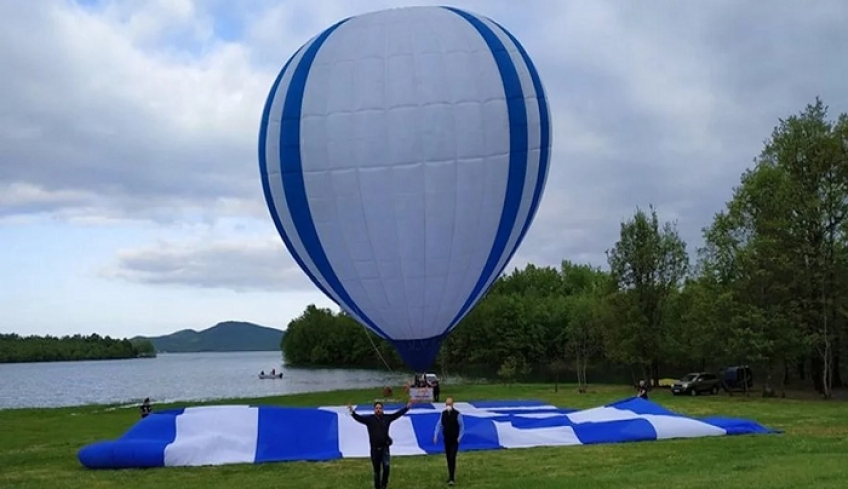 Η μεγαλύτερη ελληνική σημαία στον κόσμο υψώθηκε στη λίμνη Πλαστήρα [βίντεο]