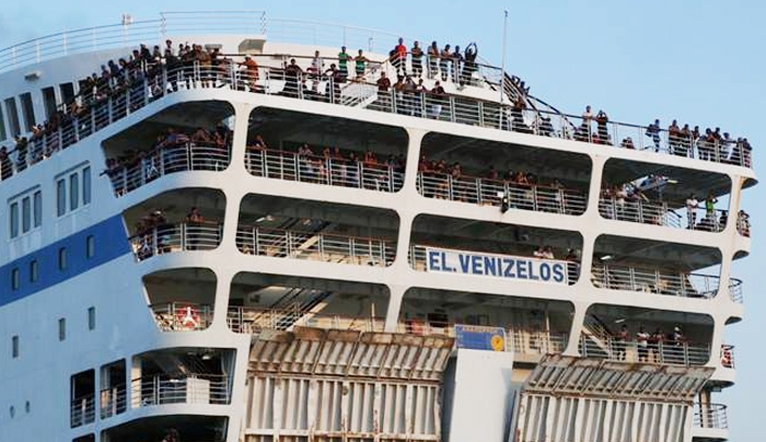Στον Πειραιά το «Ελευθέριος Βενιζέλος» με 2.500 πρόσφυγες - Ένας νεκρός ανοιχτά της Μυτιλήνης