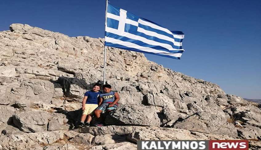 Γέμισαν οι βράχοι της ακριτικής Ψερίμου από Ελληνικές σημαίες (βίντεο)