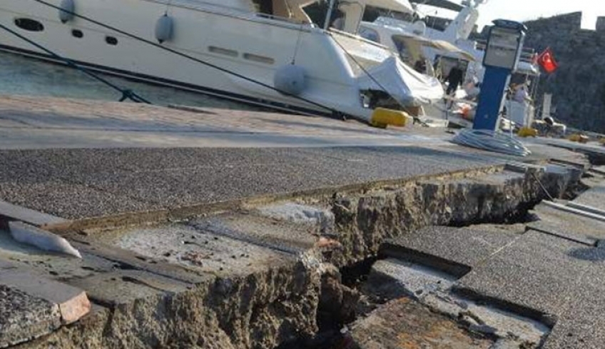 “Εγκρίθηκε από το Λ.Τ η μελέτη για την προσωρινή αποκατάσταση των ζημιών στο λιμάνι με την κατασκευή ξύλινου δαπέδου.”