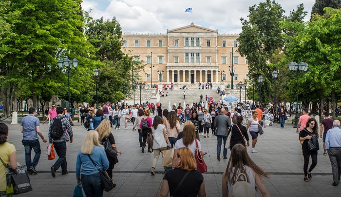 Ελληνικό παράδοξο: Η οικονομία βελτιώνεται, οι μισθοί πέφτουν