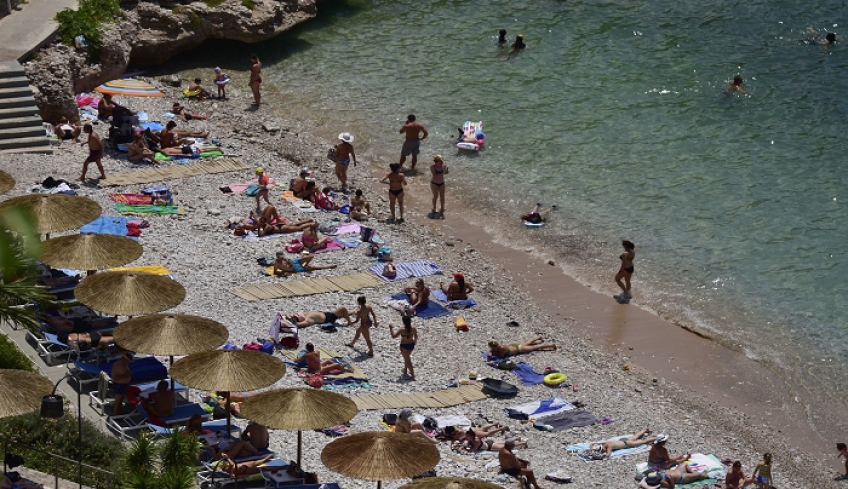 Τι σκέφτεται η κυβέρνηση για μουσική και αλκοόλ στις παραλίες και τα beach bar