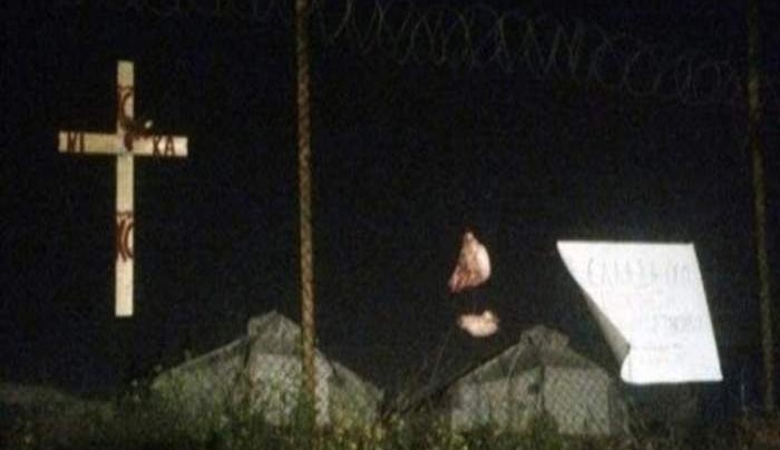 Εικόνες-σοκ: Κάρφωσαν γουρουνοκεφαλή στο hotspot του Σχιστού! [εικόνες]