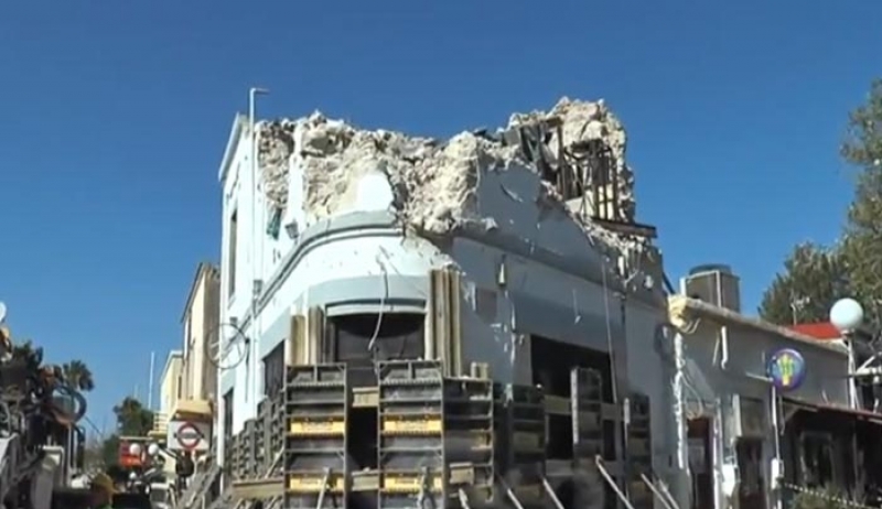 ΒΙΝΤΕΟ: Η κατεδάφιση του ορόφου στο μπαρ της Ναυκλήρου