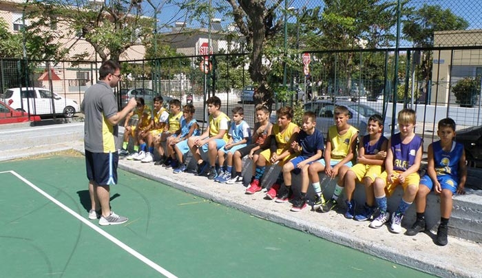Ανακατασκευασμένο γήπεδο μπάσκετ στην παιδική χαρά Πασσανικολάκη- φωτό από την προπόνηση του ΦΟΙΒΟΥ